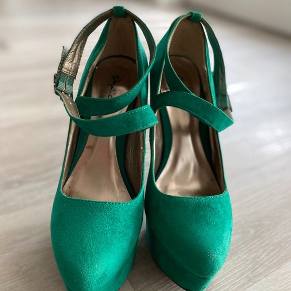 Qupid Green Suede Platform Heel with Ankle Strap - Picture 2 of 4